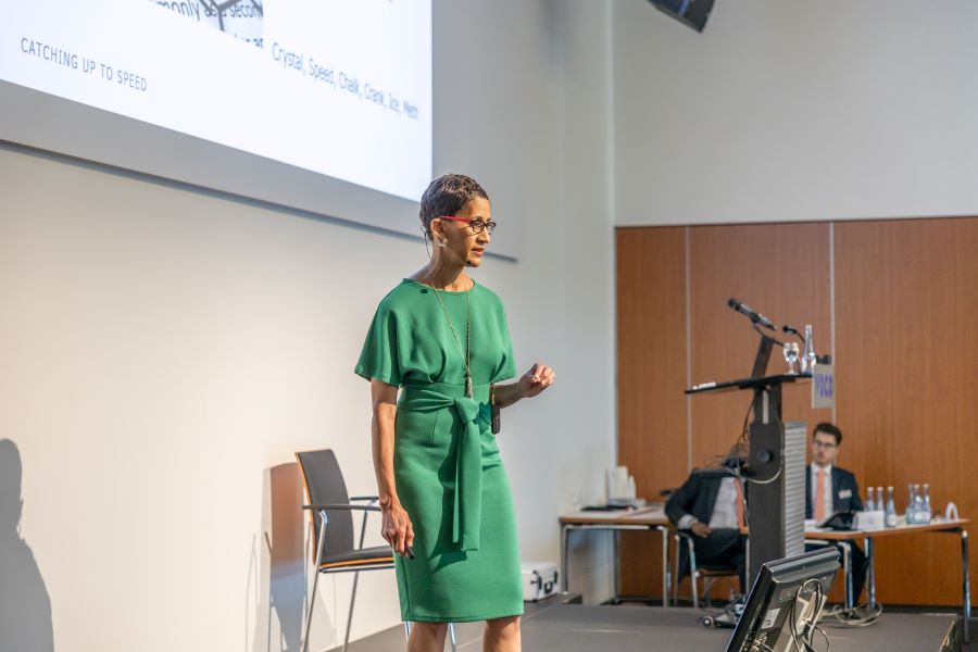 Dr. Ronni Brown, dentist, researcher and author from California, gave an impressive keynote speech on the treatment of patients with methamphetamine dependence. Photo: VOCO and KL Photography Kevin Lammers